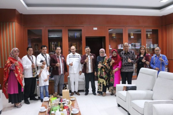 Gubernur Tantang Keluarga Minang Buka Rumah Makan Padang di NTT