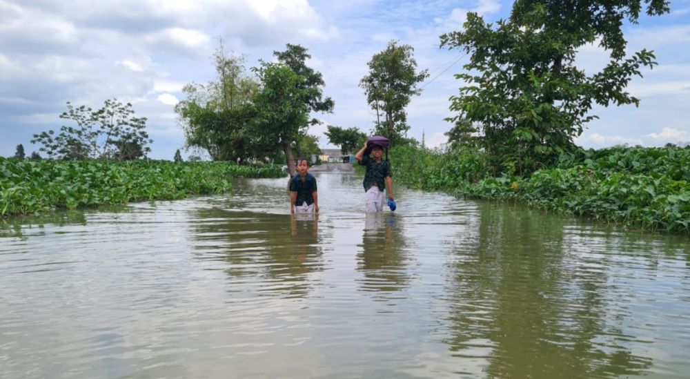 Pelajar di Lamongan Terobos Banjir ke Sekolah