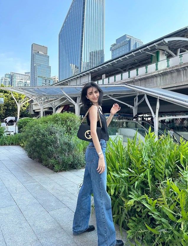 10 Inspirasi Outfit Straight Jeans ala Aktris Davikah, Super Stunning!