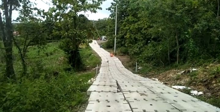 Jalan Beton di Bojonegoro Mirip Puzzle, Viral!