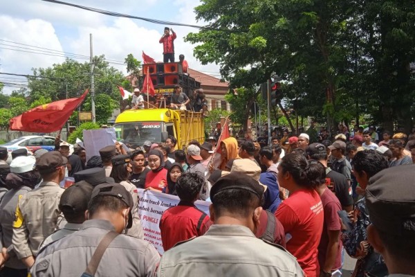 Protes Soal Pungli, Sopir Truk Demo Kantor Bupati Lotim