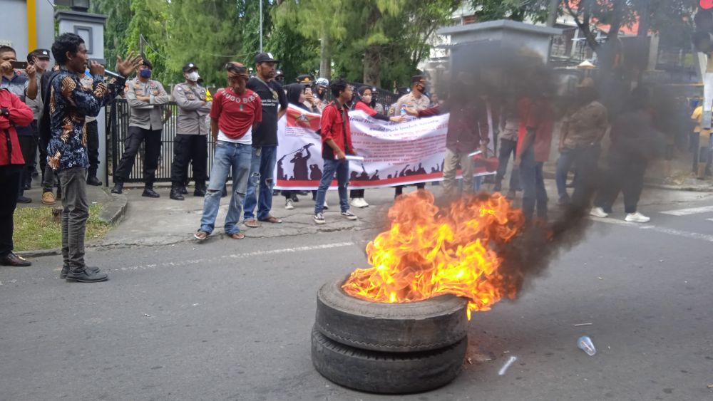 Protes Soal Pungli, Sopir Truk Demo Kantor Bupati Lotim