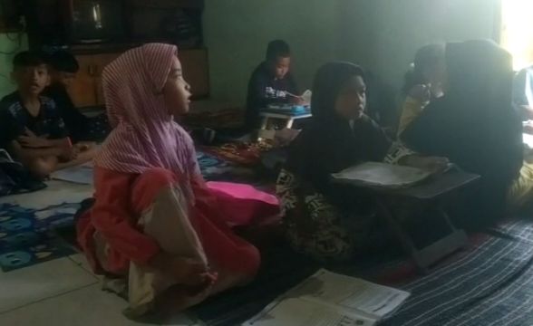 Kebanjiran, Siswa di Lamongan Belajar di Rumah Guru dan Balai Desa
