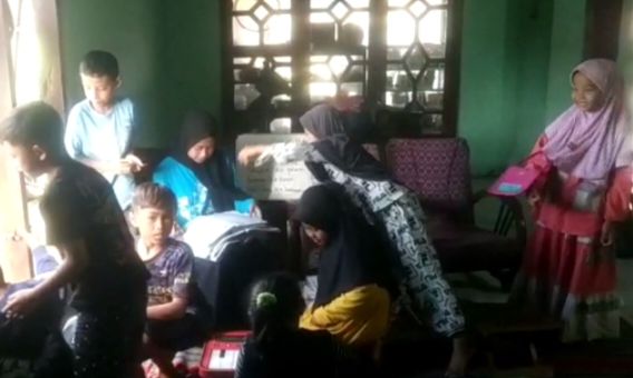 Kebanjiran, Siswa di Lamongan Belajar di Rumah Guru dan Balai Desa
