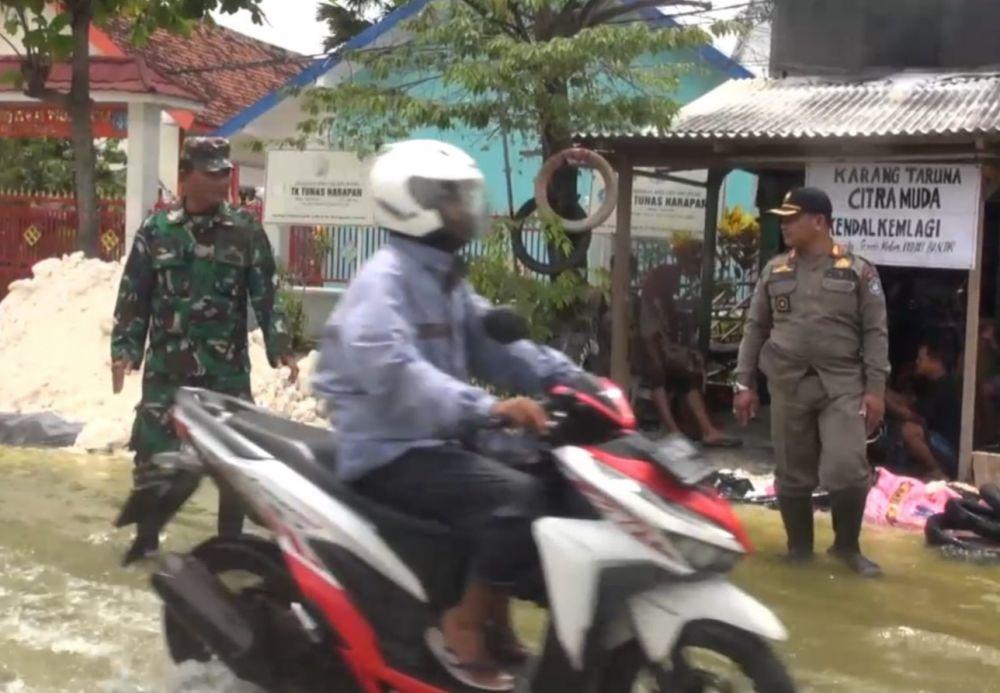 Banjir, Pemuda Lamongan Buka Servis Gratis Bagi Kendaraan Mogok