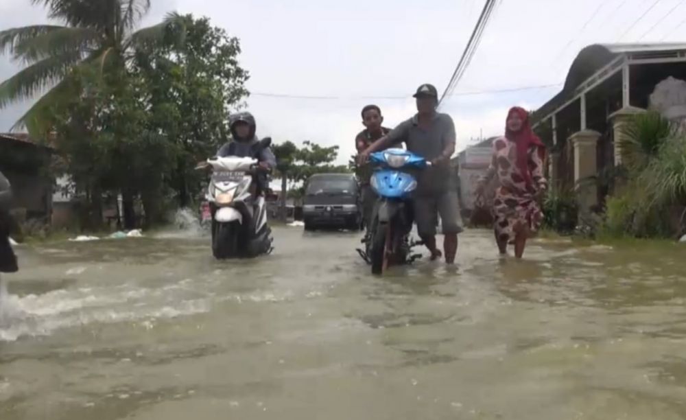 Banjir, Pemuda Lamongan Buka Servis Gratis Bagi Kendaraan Mogok