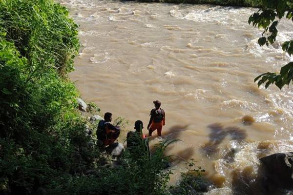 Tim SAR Hentikan Pencarian Ayah Dan Anak Terseret Banjir