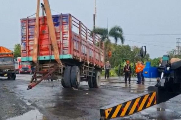 Truk Mogok di Perlintasan, 4 Perjalanan KA Terganggu