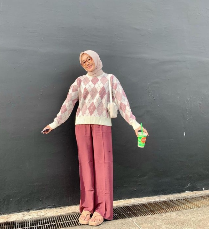 10 Inspirasi OOTD Knitwear Buat Hijab, Catchy!