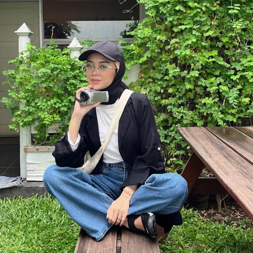 10 Ide OOTD Hijab Pakai Topi, Simple tapi Stylish Nih, Mau?