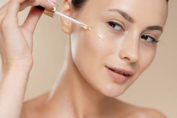 6 Rekomendasi Serum Anti Aging yang Aman untuk Ibu Hamil dan Menyusui