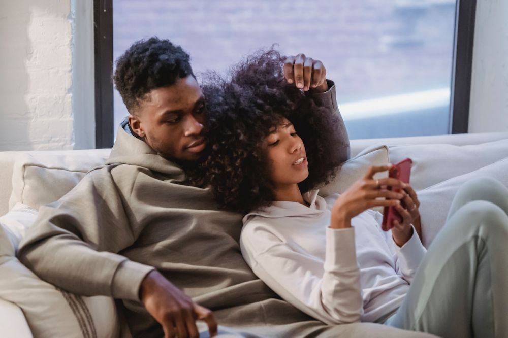 5 Cara Bijak Hadapi Pasangan yang Cuek di Media Sosial, Bicarakan!