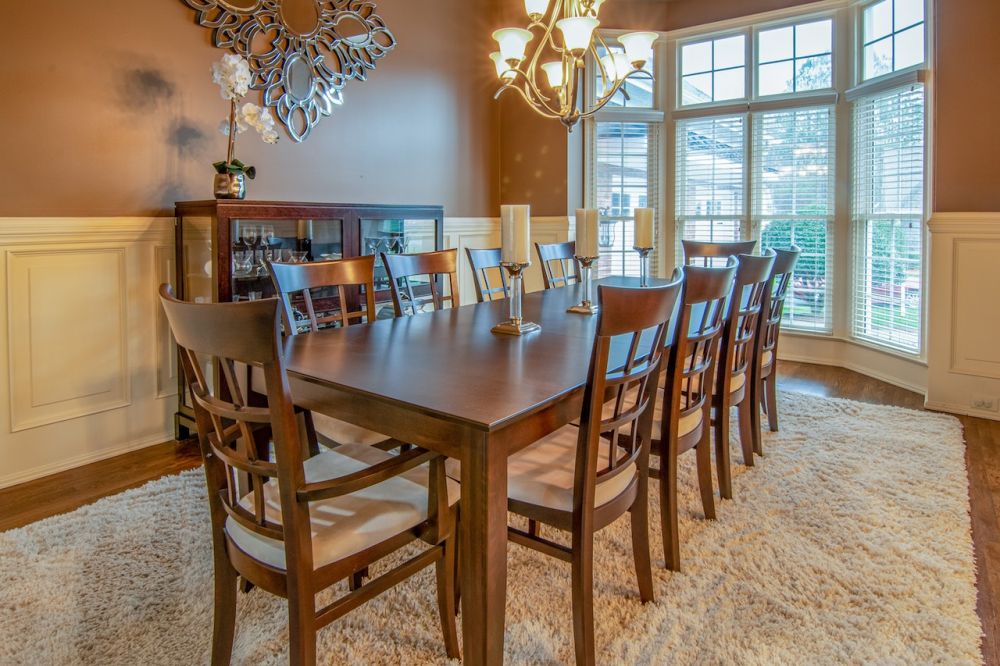 9 Desain Ruang Makan dengan Meja Panjang, Siap Sambut Keluarga Besar!