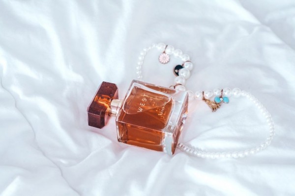 5 Parfum Wanita dengan Wangi Amber, Bikin Percaya Diri Meningkat