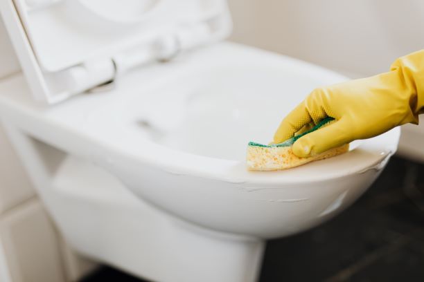 5 Tips Aman Gunakan Toilet Umum, Pilih Kloset Duduk atau Jongkok? 