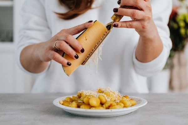 5 Perbedaan Keju Cheddar dan Keju Parmesan, Catat agar Tidak Keliru!