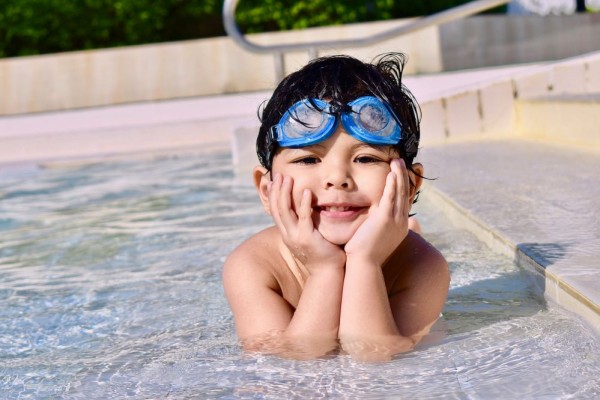 5 Fakta Anak Belajar Berenang Anak, Penting Nggak sih?
