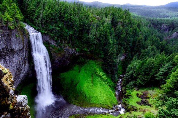 5 Negara dengan Air Terjun Terindah, Cocok untuk Traveling!