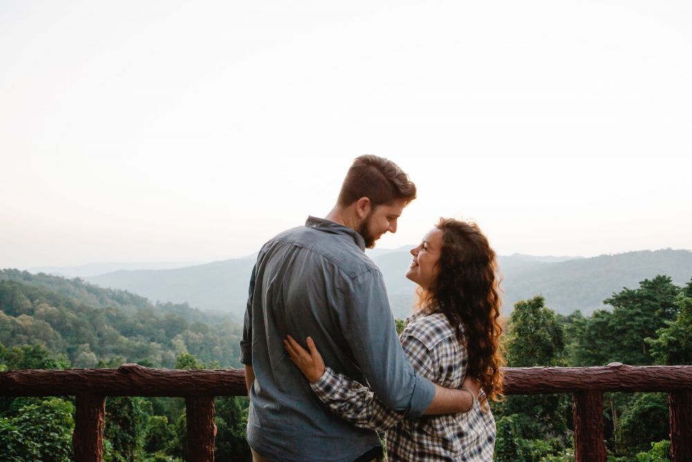 Tak Perlu Minder! 5 Cara Bijak Menyikapi Karier Pasangan yang Lebih Bagus