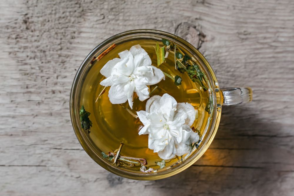 5 Bunga Cantik Bahan Minuman Teh Herbal, Manfaatnya Banyak!