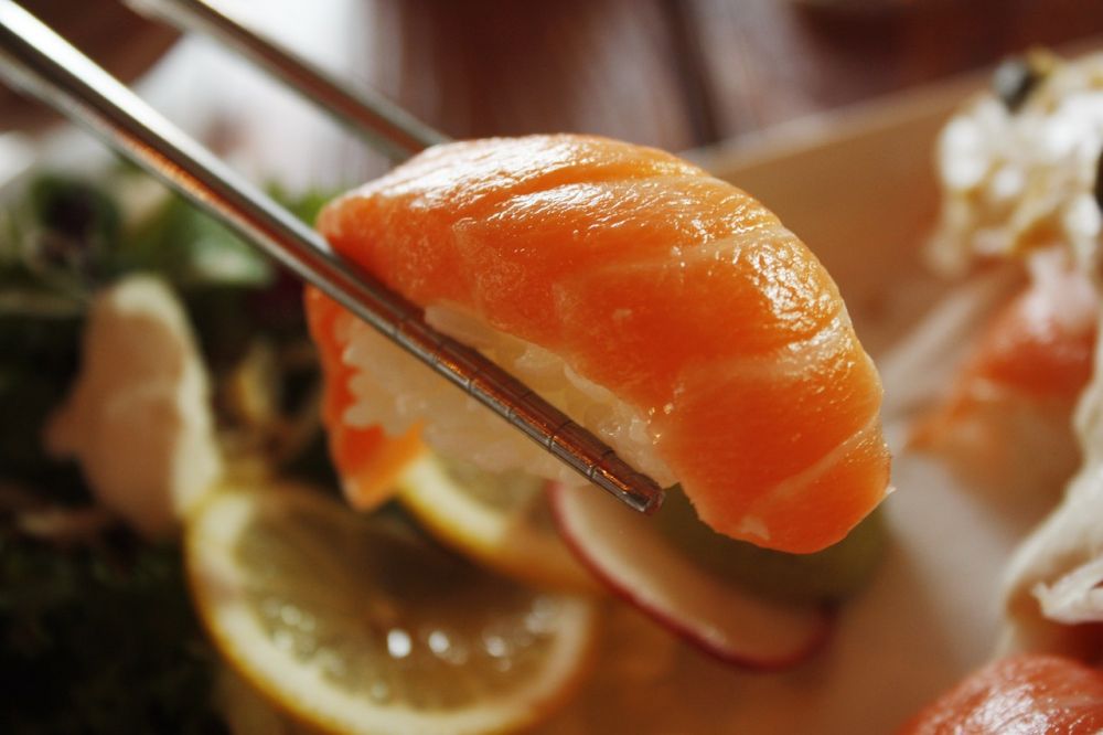 Makan Sushi yang Benar Pakai Sumpit atau Tangan? Ini Penjelasannya