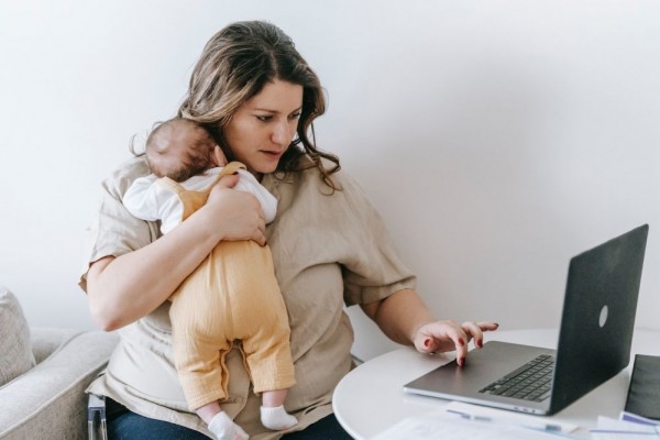 4 Hal yang Perlu Diperhatikan saat Ibu Ingin Bekerja dari Rumah 