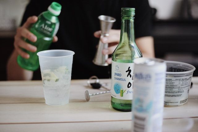 5 Perbedaan Soju dan Sake, Minuman yang Populer di Film dan Drama