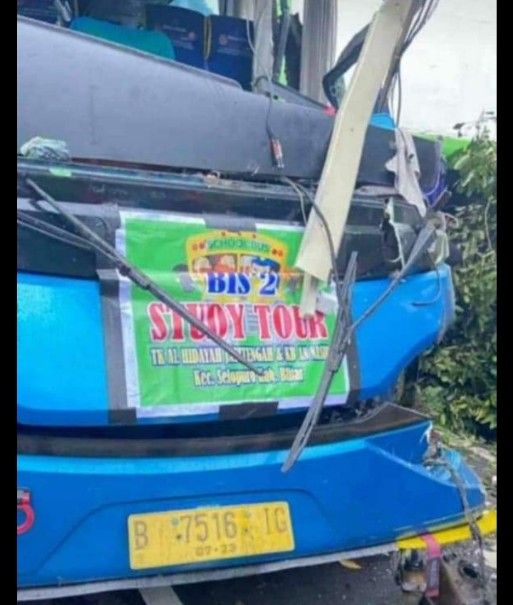 Bus Rombongan TK Tabrak Rumah Warga di Pasuruan