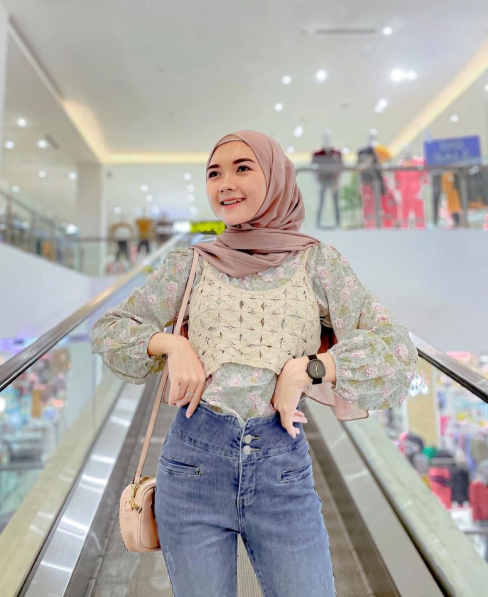 9 Inspirasi Outfit Vest ala Nindi Ariesti, Gak Ketinggalan Zaman