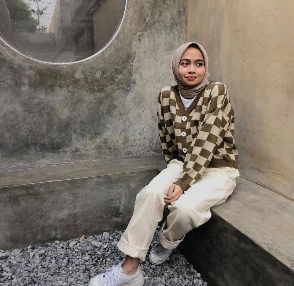 9 OOTD Hijab Casual Cardigan Rajut ala Selebgram Maryam Nurul