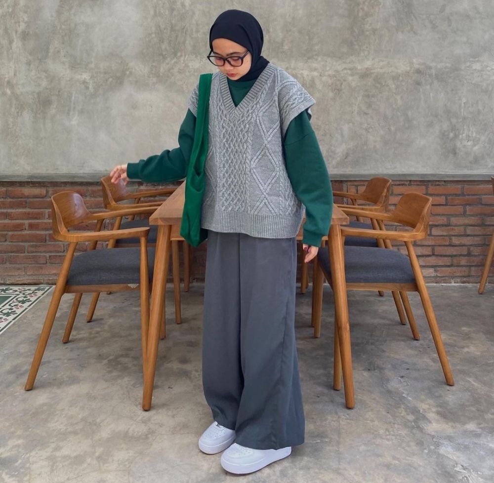 9 Styling Outfit dengan Vest Rajut ala Maryam Nurul, Gak Bikin Bosan!