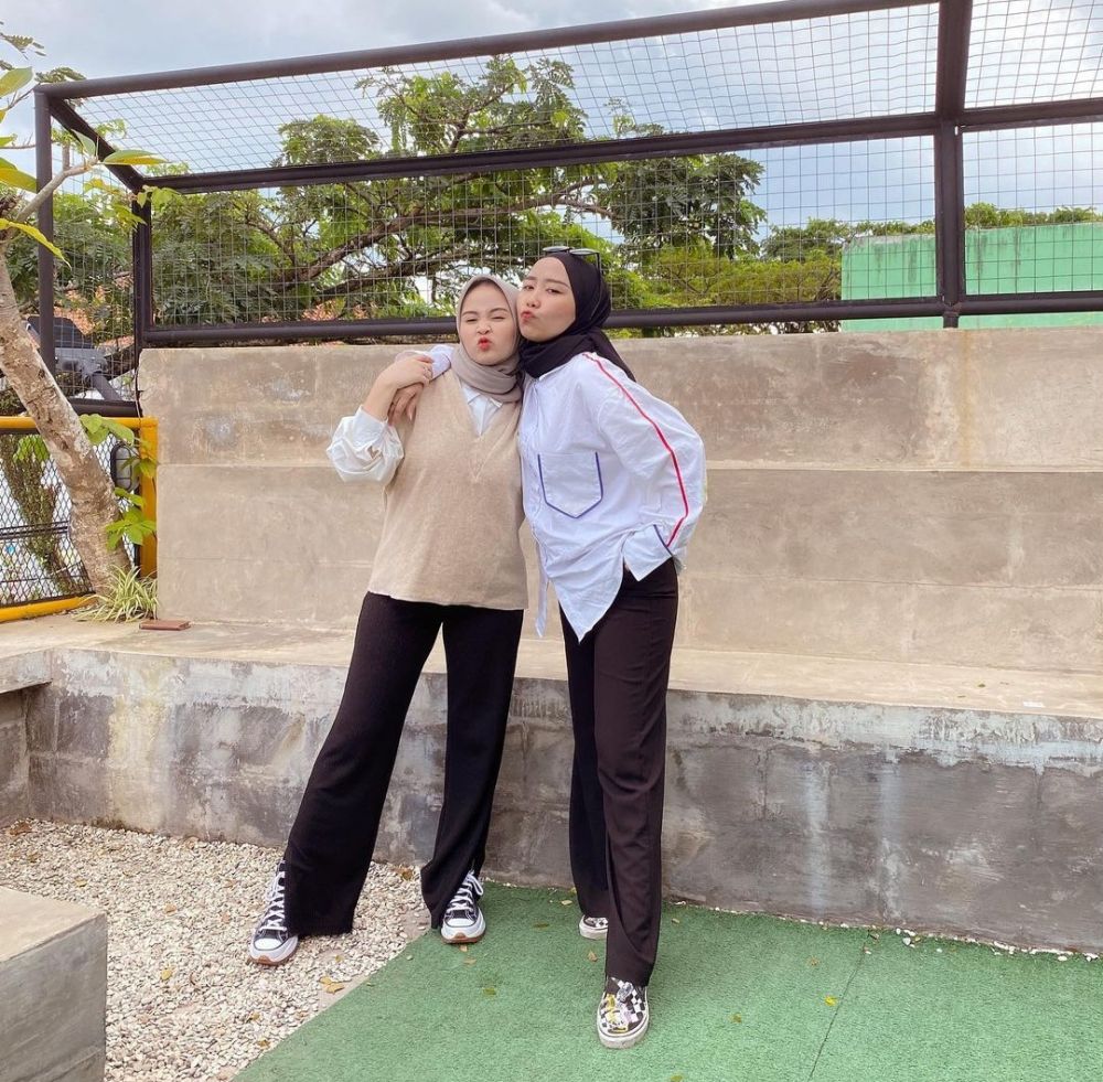 10 OOTD Hangout ala Mama Muda Talita Maghfira, Fresh Bak Gadis!