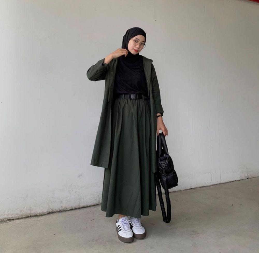 10 Referensi Office Look Bawahan Rok ala Fitri Hasiani, Memikat!