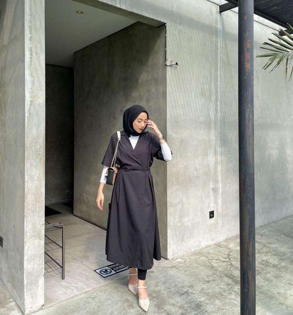 10 Referensi Outfit Monokrom Look ala Dela Ayu, Stylish Banget!