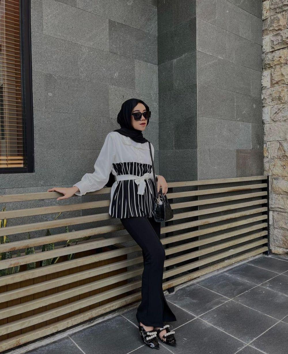 10 Referensi Outfit Monokrom Look ala Dela Ayu, Stylish Banget!