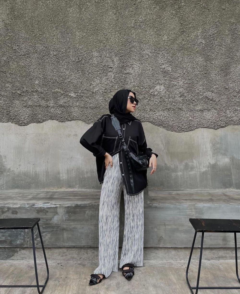 10 Referensi Outfit Monokrom Look ala Dela Ayu, Stylish Banget!