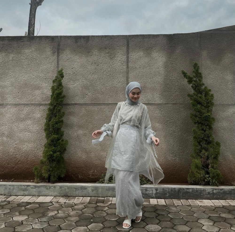 9 Inspirasi OOTD Kondangan Hijab ala Nanda Itsa, dari Rok hingga Dress