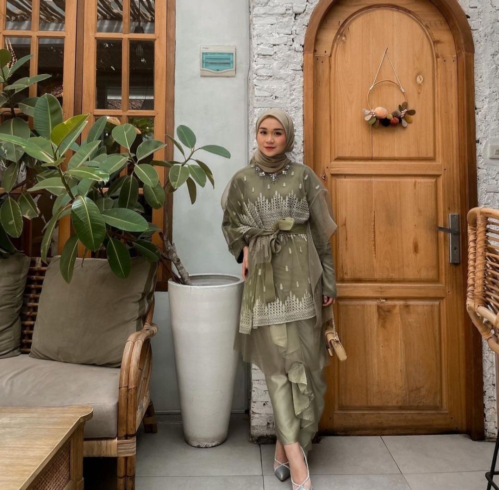 9 Inspirasi OOTD Kondangan Hijab ala Nanda Itsa, dari Rok hingga Dress