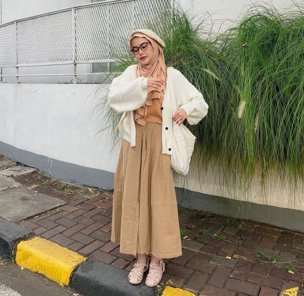 9 Gaya OOTD Hijab Pakai Topi Baret ala Refina Habilia, Stylish!