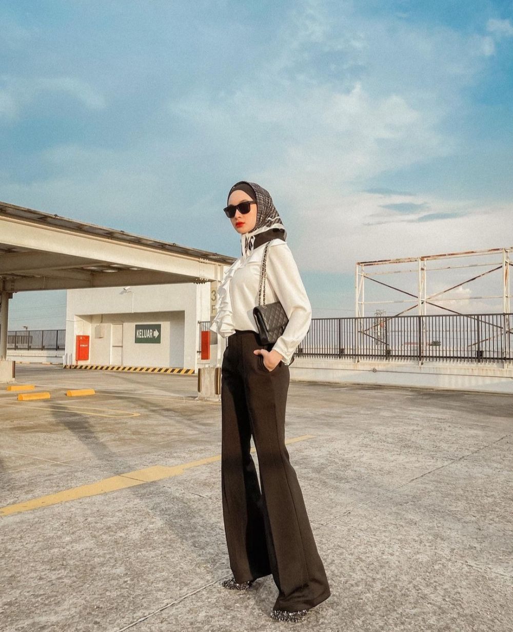 10 Inspirasi Outfit Monokrom ke Kantor ala Sabrina Sosiawan, Menawan!