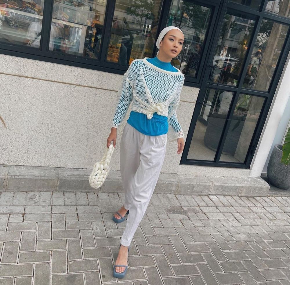 12 Ide Outfit Tabrak Warna Pakai Turban ala Vira Tandia, Gak Pasaran!