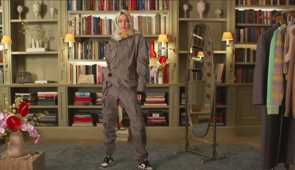 10 Ide Daily Outfit ala Gigi Hadid, Nyaman dan Anti Boring!