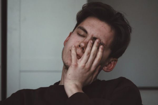 5 Cara Mengatasi Sakit Hati Dighosting Teman, Jangan Sedih Lagi
