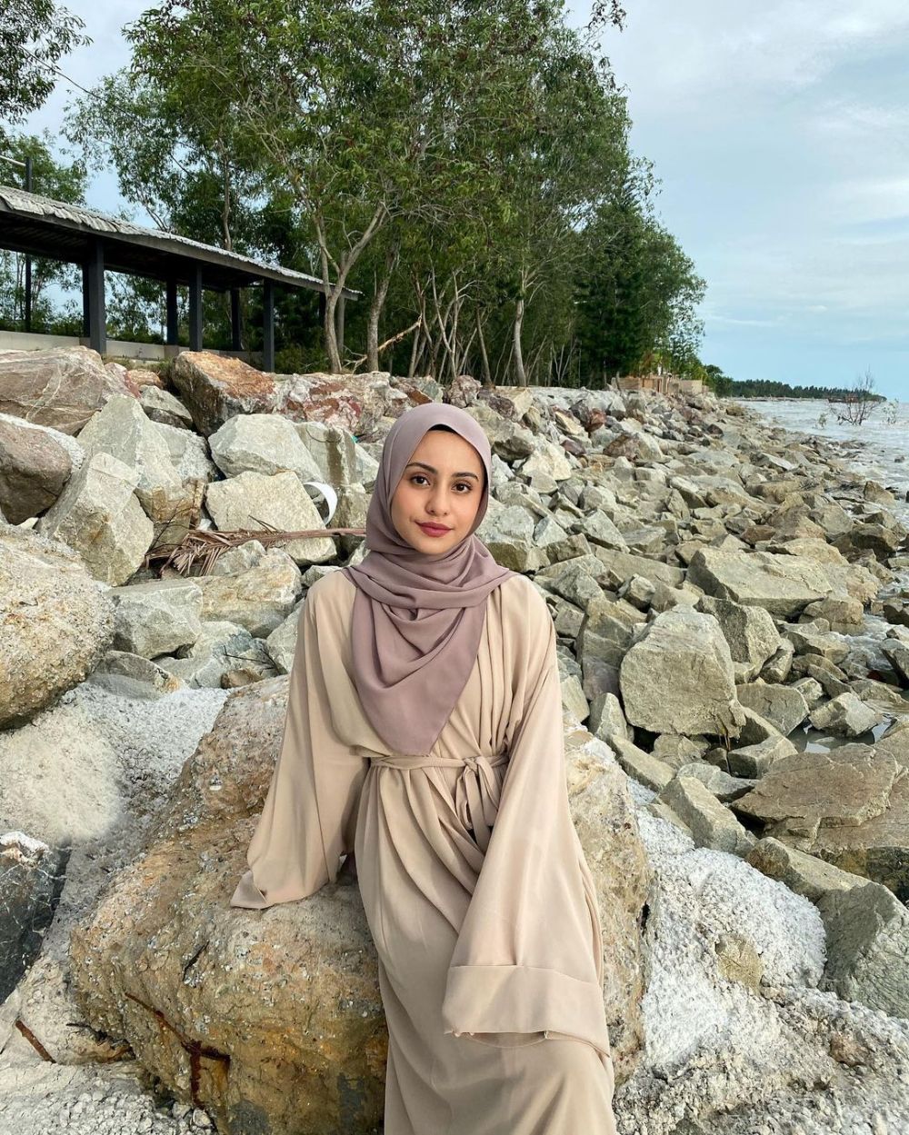 10 Ide Dress Hijab ala Tasnim Shah, Selebgram Malaysia, Adem Bersinar!