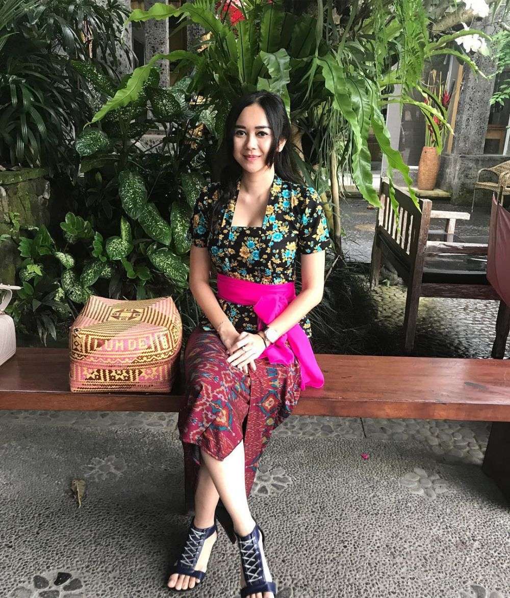 9 Potret Aura Kasih dengan Balutan Kebaya, Simple nan Elegan