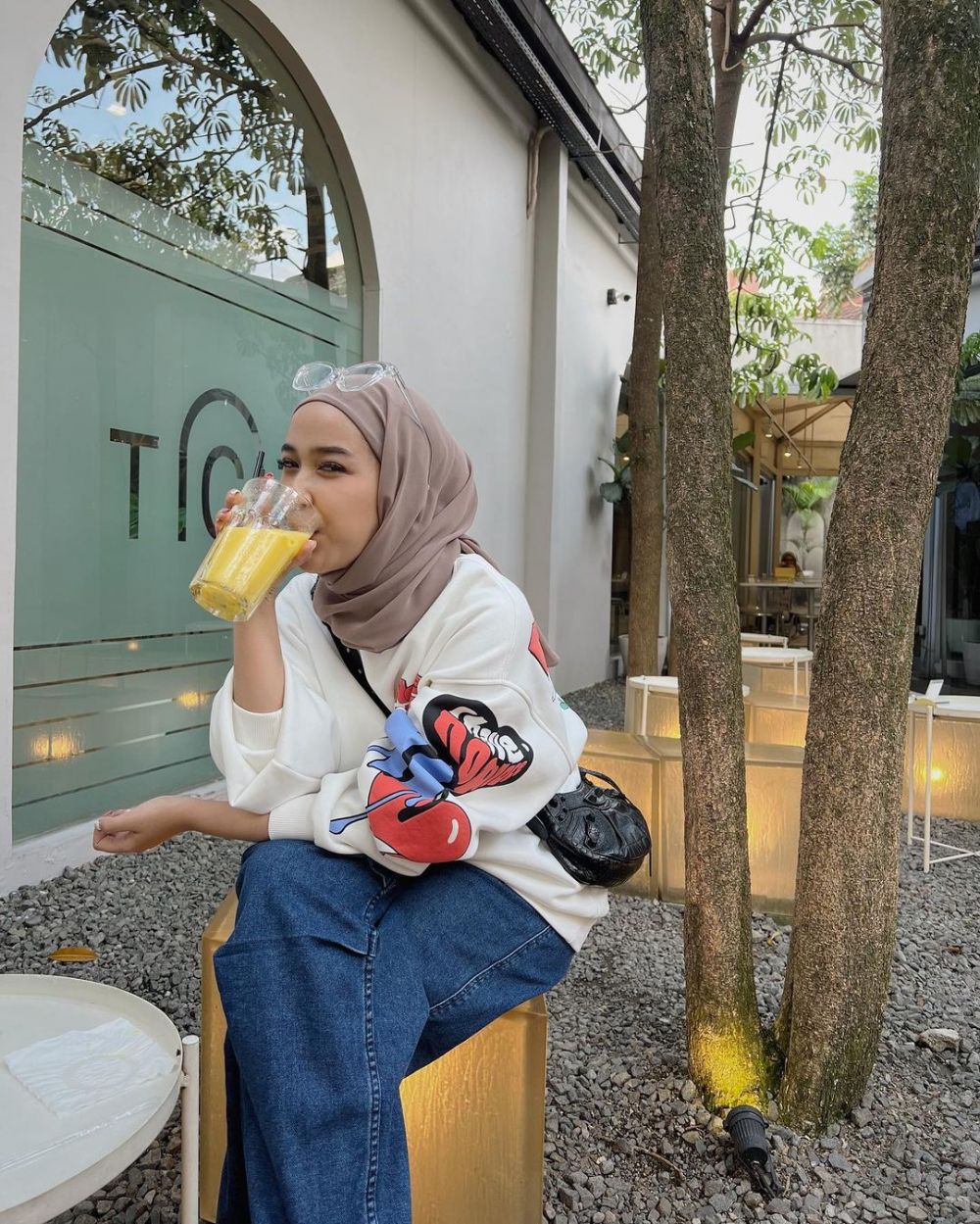 10 Ide Gaya OOTD ala Indy Ratna, Pas untuk Hangout dan Hijab Friendly