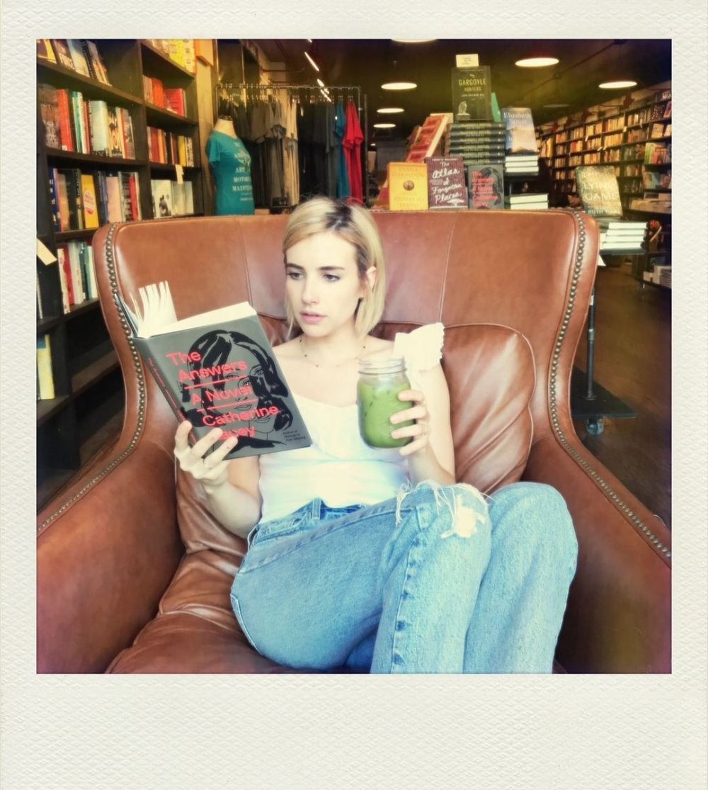 9 Foto Pakai Buku ala Artis Emma Roberts, Inspirasi Bookstagramers
