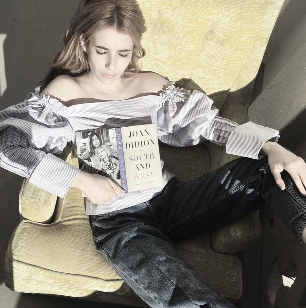 9 Foto Pakai Buku ala Artis Emma Roberts, Inspirasi Bookstagramers