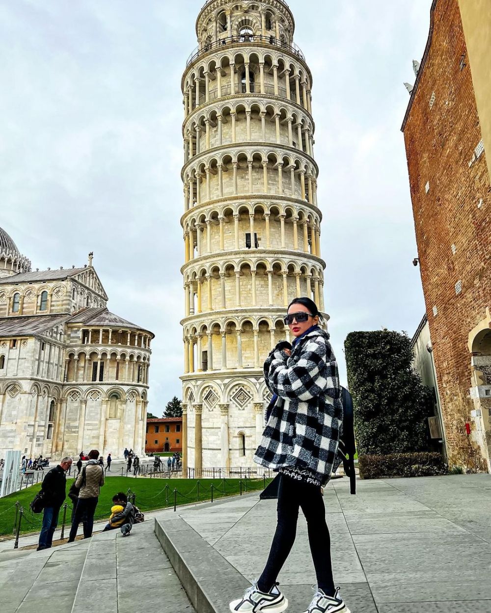 10 Potret Liburan Wika Salim ke Italia Kunjungi Menara Pisa sama Pacar