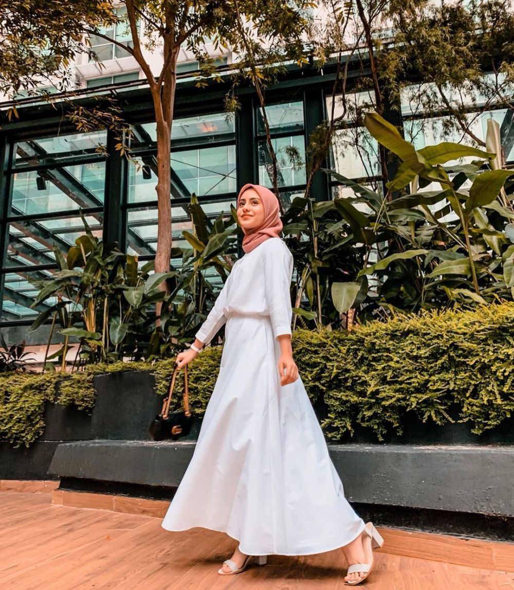 10 Ide Dress Hijab ala Tasnim Shah, Selebgram Malaysia, Adem Bersinar!